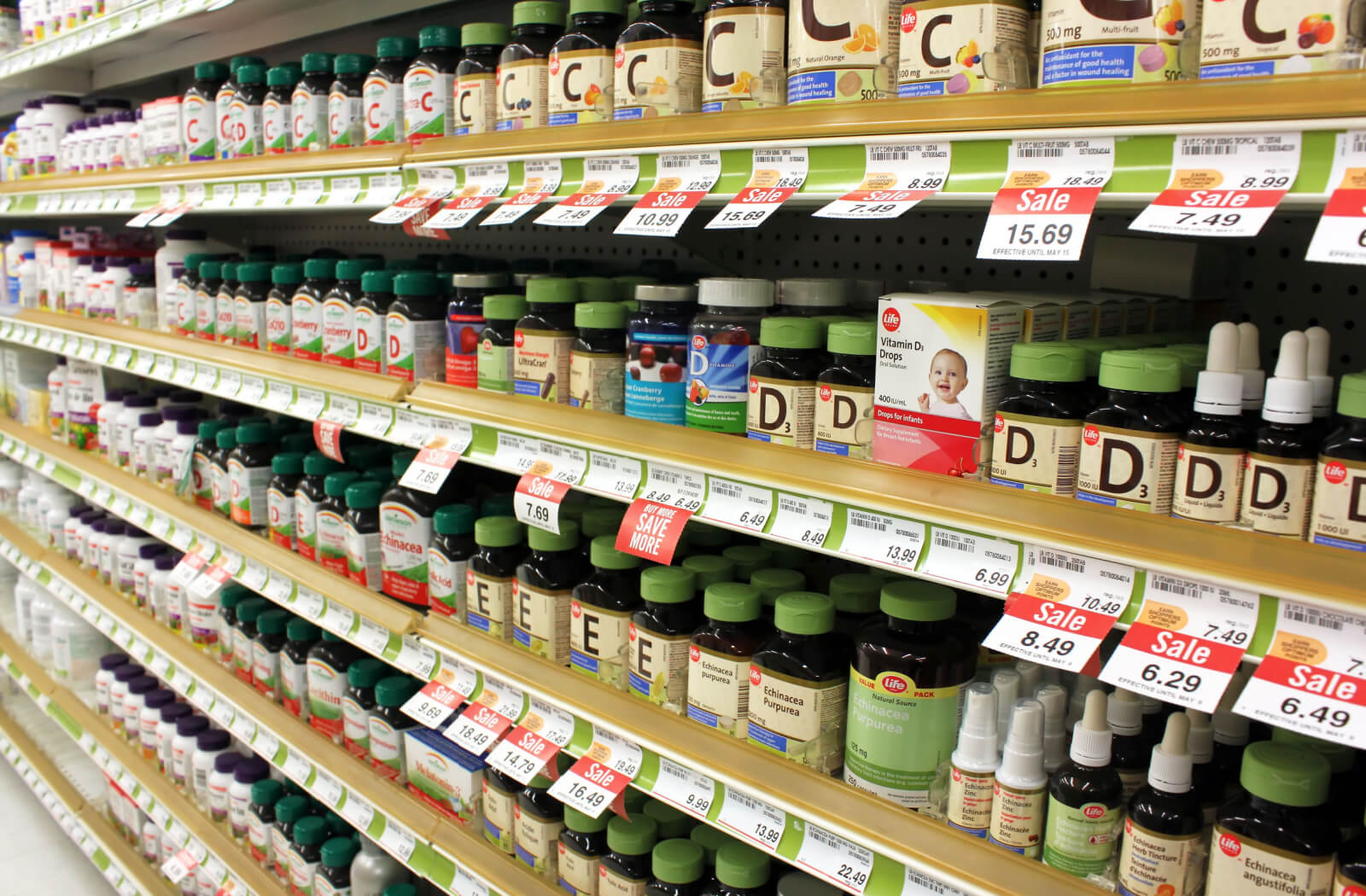 Different types of vitamins and supplements are on shelves in a pharmacy. utritional supplements and a diet high in antioxidants, among other healthy lifestyle choices, can help prevent macular degeneration or slow its progression.